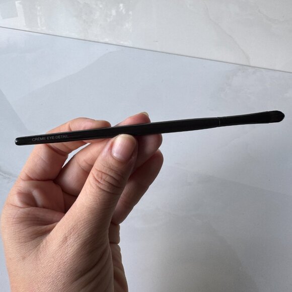 Laura Mercier Creme Eye Detail Brush - Picture 4 of 9